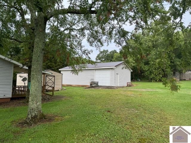 view of yard with a storage shed