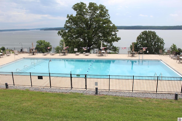 view of swimming pool featuring a lawn