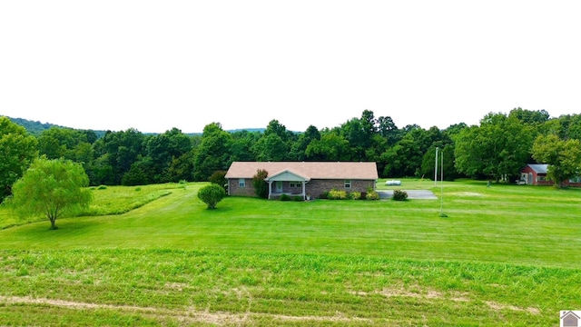 ranch-style house featuring a front yard