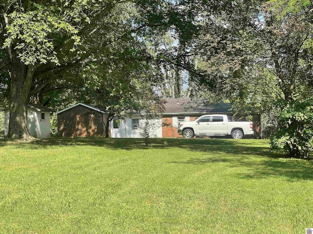 view of front facade featuring a front lawn