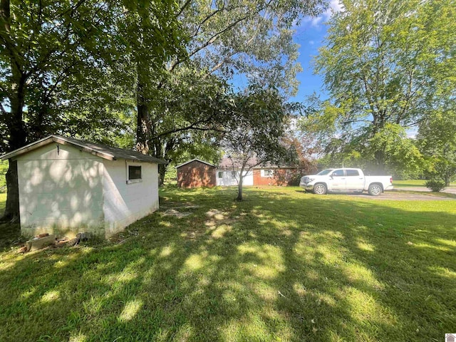 view of yard with an outdoor structure