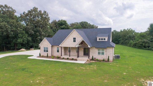 craftsman-style house featuring a porch and a front lawn