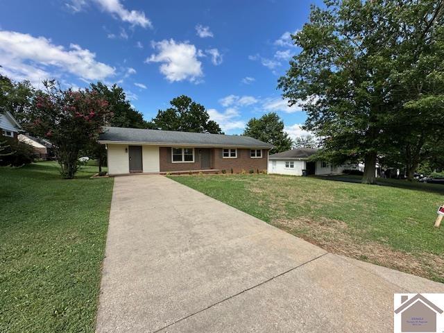 single story home featuring a front yard