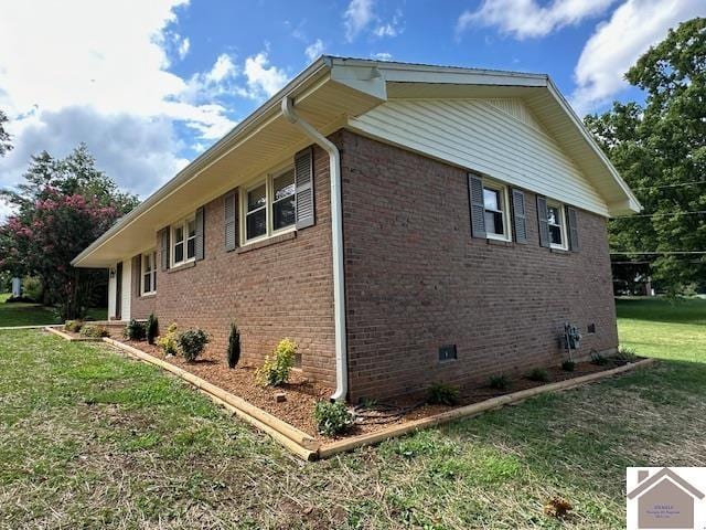 view of side of property featuring a lawn