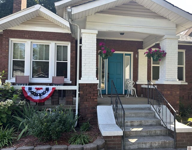 view of front of property with a front lawn