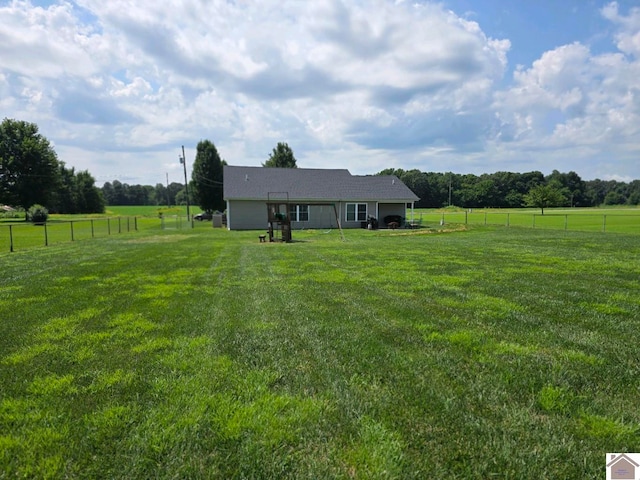 view of yard featuring a rural view