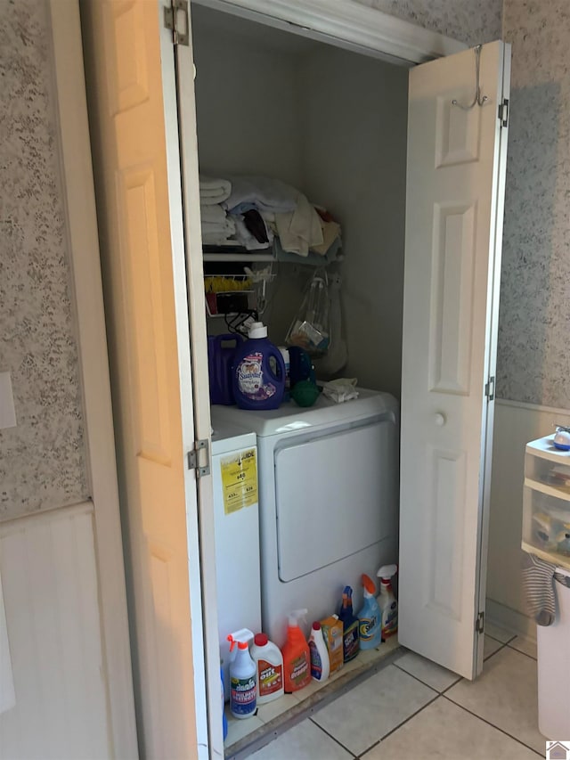 laundry room featuring light tile patterned flooring and washer and clothes dryer