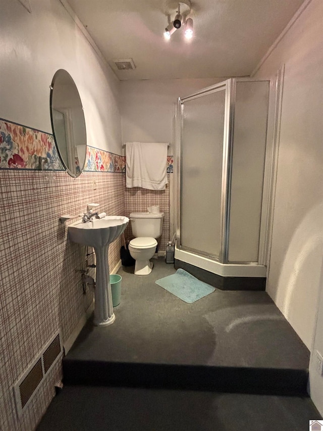 bathroom with sink, toilet, decorative backsplash, and an enclosed shower