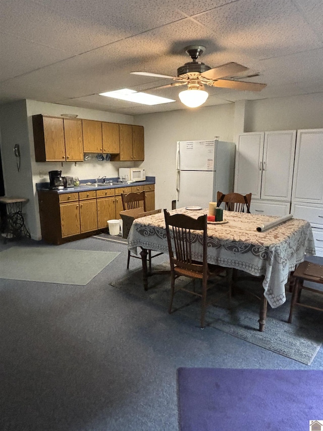 dining space featuring sink and ceiling fan