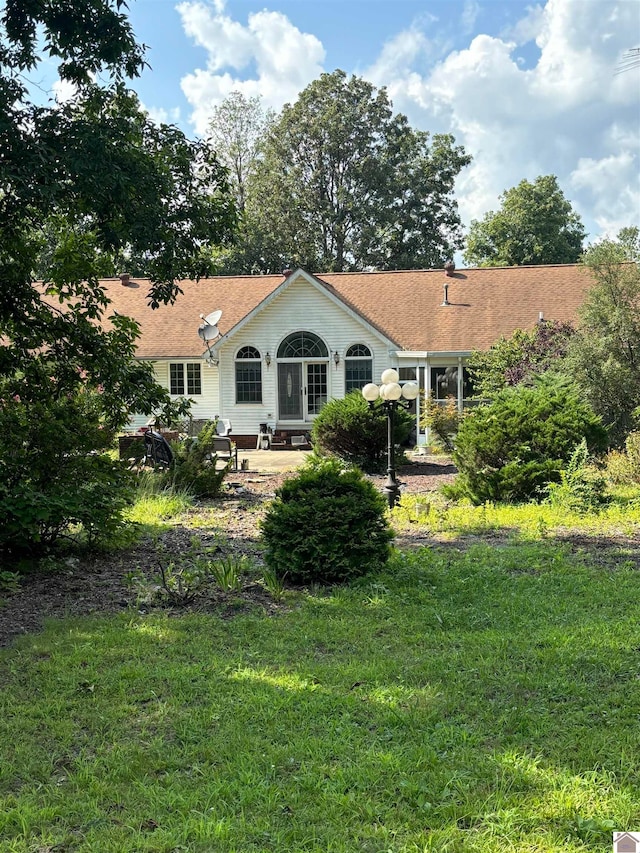 view of front of house with a front lawn