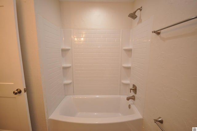 bathroom featuring tiled shower / bath combo