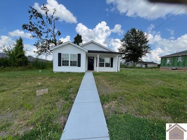 view of front of house featuring a front yard