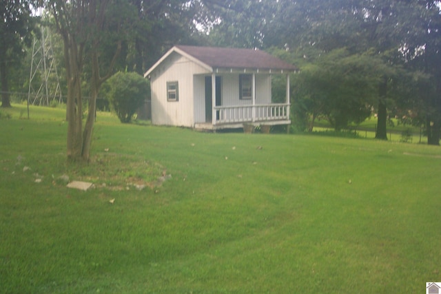 view of front of property featuring a front yard