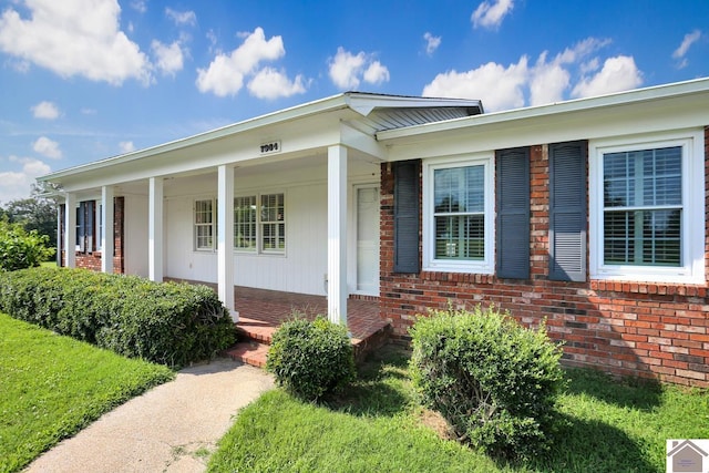 view of front of home featuring a front yard and covered porch