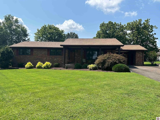 single story home with a front lawn