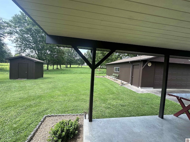 view of yard featuring a storage unit