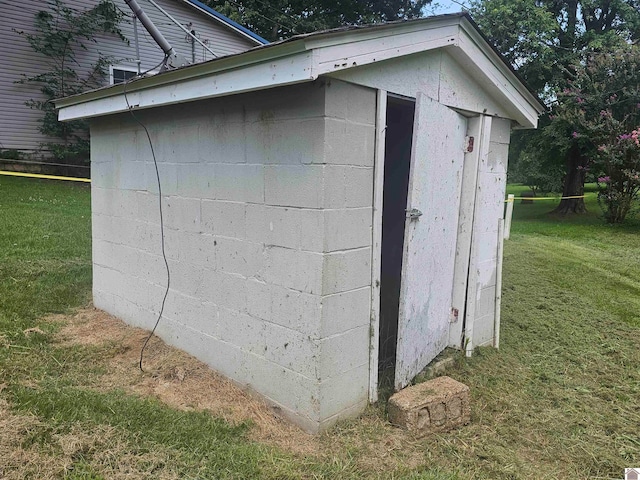 view of outdoor structure featuring a yard