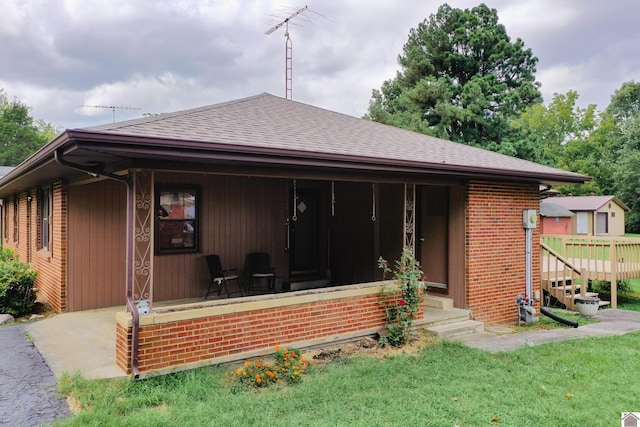 view of front facade featuring a front yard