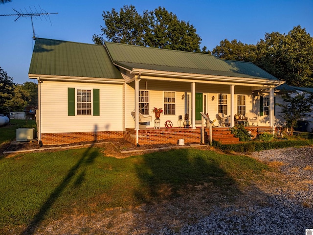 view of front of home with a front yard and covered porch