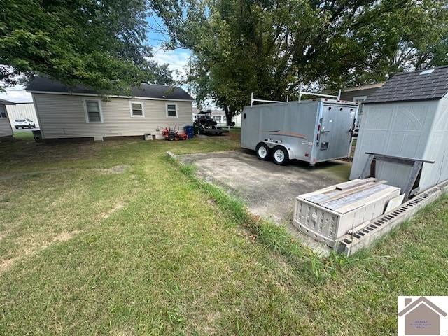 view of yard with a shed