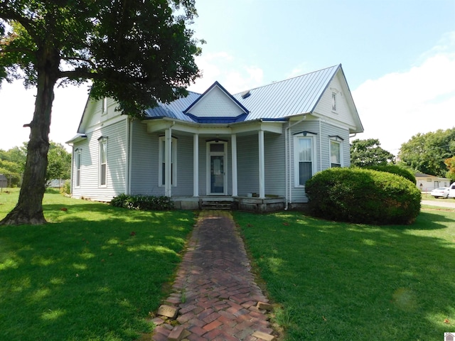 view of front of property with a front lawn and covered porch