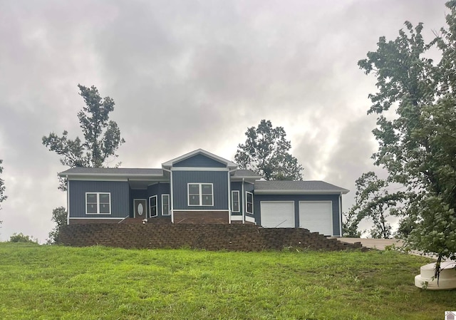 view of front facade featuring a garage and a front lawn