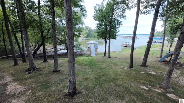 view of yard featuring a water view