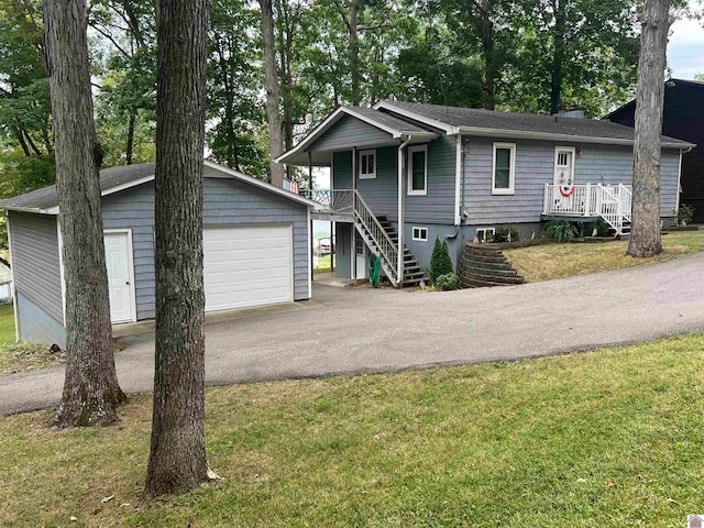 view of front facade featuring a garage and a front yard