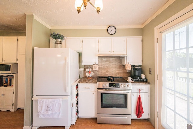 kitchen featuring under cabinet range hood, ornamental molding, decorative backsplash, light wood-style floors, and white appliances