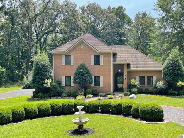 view of front facade featuring a front lawn