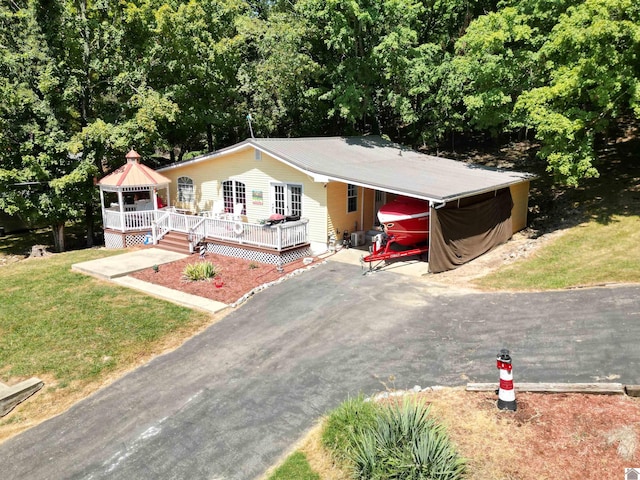 single story home with a front lawn