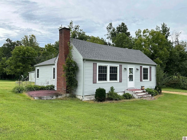 view of front facade featuring a front yard