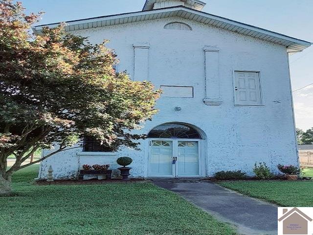 exterior space featuring a lawn