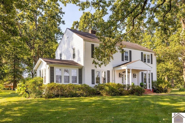 view of front facade featuring a front yard