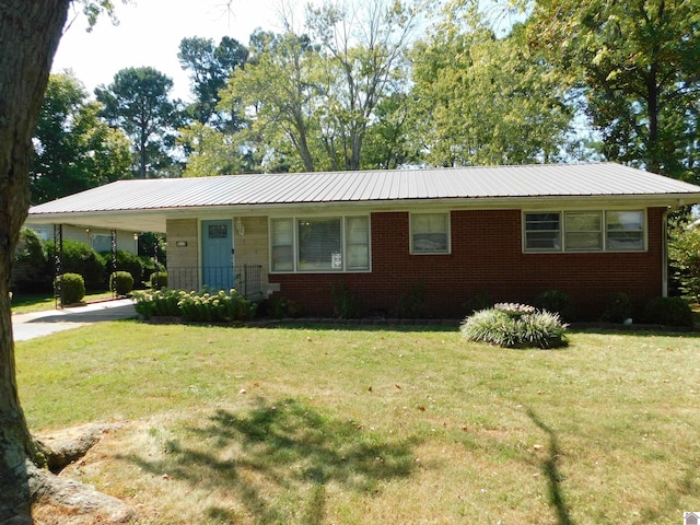 single story home featuring a front lawn