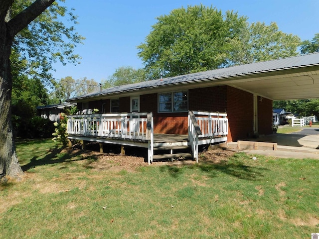 view of front of home featuring a wooden deck and a front yard