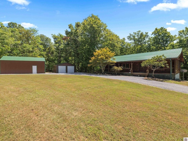 view of yard featuring an outdoor structure and a garage