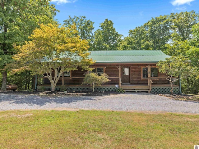 view of front of property featuring a porch and a front lawn