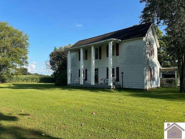 view of front of house featuring a front yard