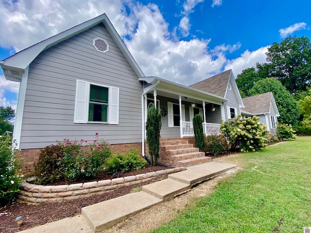 view of front of property featuring a front yard and a porch