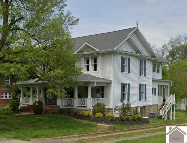 view of front of property featuring a front yard and a porch