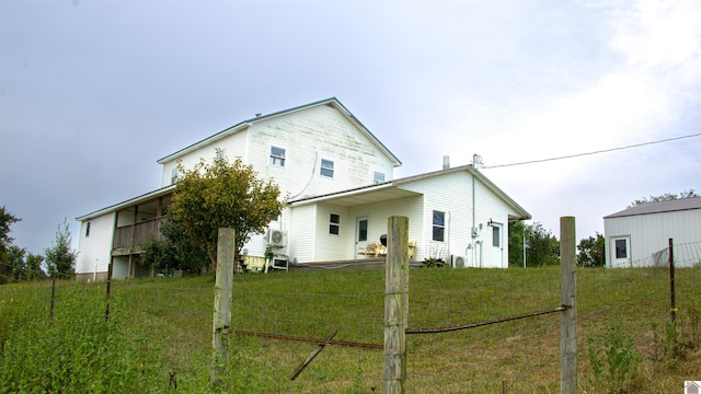 back of house featuring a lawn