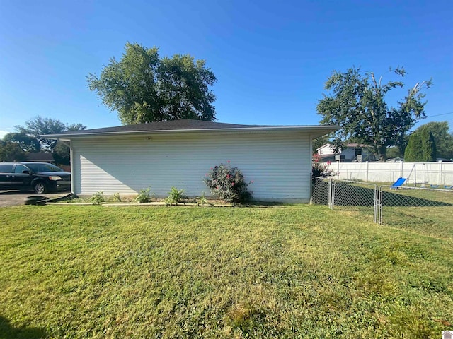 view of side of property featuring a lawn