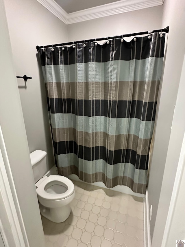 bathroom featuring ornamental molding, a shower with shower curtain, and toilet