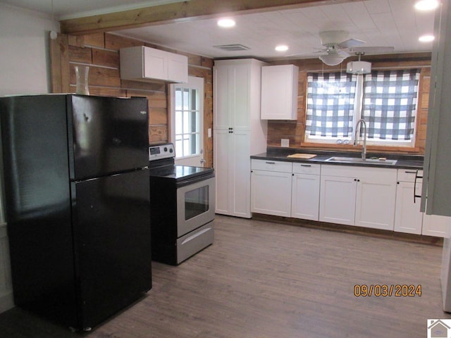 kitchen with sink, stainless steel range with electric stovetop, wood-type flooring, black refrigerator, and ceiling fan