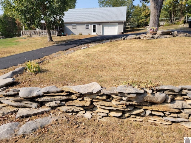 exterior space featuring a front yard