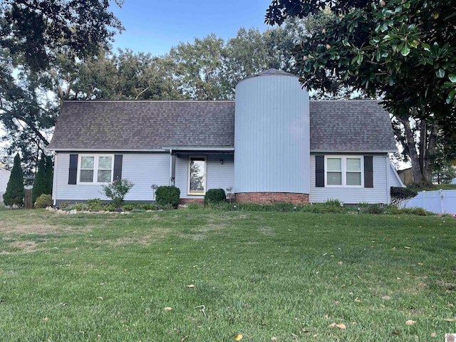 view of front facade featuring a front yard