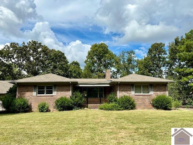 single story home featuring a front lawn