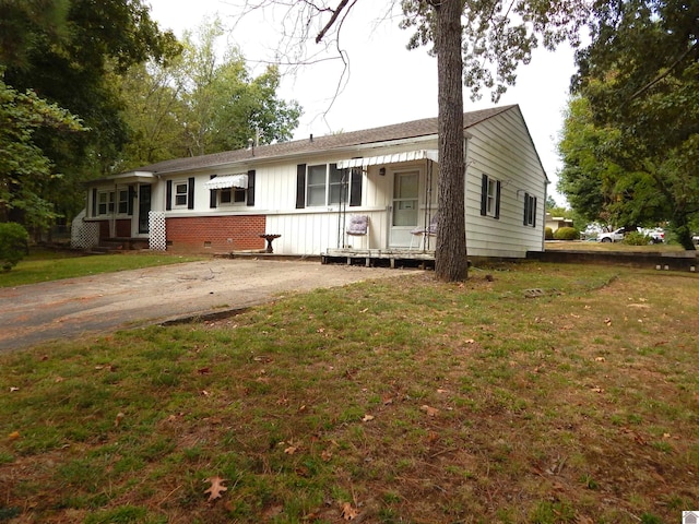 single story home with a front yard