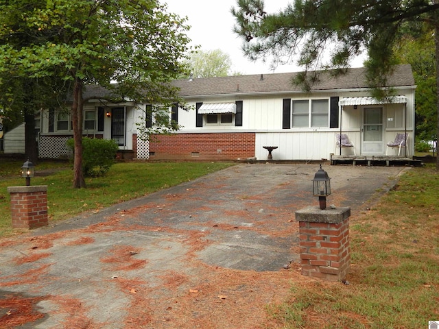 view of front of property featuring a front yard